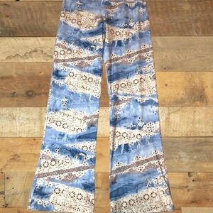 Stylish Blue and Cream Lace Patterned Women's Leggings